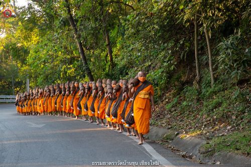 ภาพ No.39932:คณะพระภิกษุ - สามเณร วัดบ้านขุนกว่า ๓๐๐ รูป เดินธรรมยาตราฉลองแชมป์บาลี ๒๕๖๔