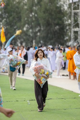 ภาพ No.302747:วันที่ 24 มกราคม พ.ศ. 2569 พิธีตักบาตรพระธรรมยาตรา(ภาพชุดที่ 2) ณ อนุสรณ์สถานลำดับที่ 5 สถานที่เผยแผ่วิชชาธรรมกายครั้งแรก อนุสรณ์สถานบางปลา วัดบางปลา อำเภอบางเลน จังหวัดนครปฐม ในโครงการธรรมยาตรา กตัญญูบูชา มหาปูชนียาจารย์ พระมงคลเทพมุนี(สด จนฺทสโร) พระผู