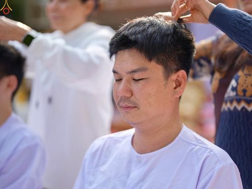 ภาพ No.280808:วันที่ 27 ธันวาคม พ.ศ. 2568  พิธีปลงผมนาคธรรมทายาท โครงการอุปสมบทหมู่บูชาธรรม 81 ปี หลวงพ่อธัมมชโย  ณ สมาคมพุทธ เขตตงช้ง ฮ่องกง