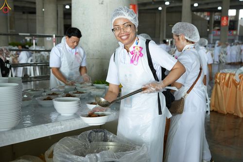 ภาพ No.325776:วันที่ 22 เมษายน พ.ศ.2569(วันคุ้มครองโลก) งานถวายมหาสังฆทาน 40,000 กว่าวัดทั่วประเทศ เจ้าหน้าที่ สาธุชน ร่วมใจจัดเตรียมภัตตาหารเพล (ชุด 2)