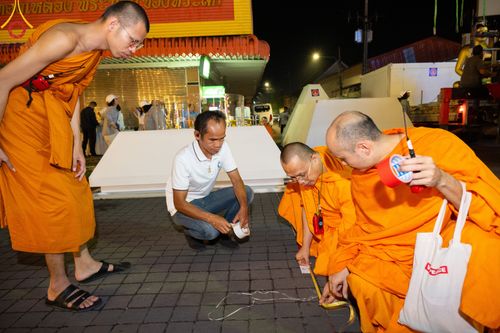 ภาพ No.311138:วันเสาร์ที่ 28 กุมภาพันธ์ พ.ศ. 2569 พิธีตักบาตรพระมหากุศล 11,250 รูป เฉลิมฉลอง 1,250 ปีศรีธรรมราชเจดีย์ สู่มรดกโลก ณ ถนนราชดำเนิน บริเวณหน้าวัดพระมหาธาตุวรมหาวิหาร อ.เมือง จ.นครศรีธรรมราช