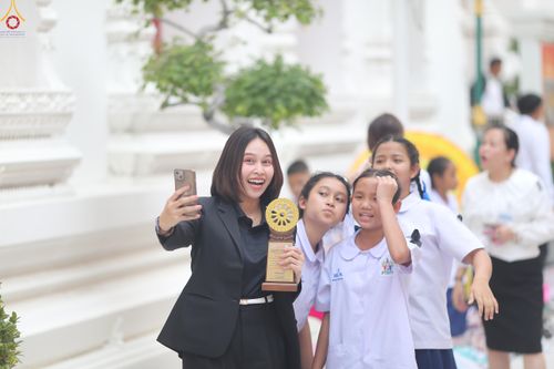 ภาพ No.289077:วันพุธที่ 17 ธันวาคม พ.ศ.2568 กิจกรรมเยาวชนไทยรวมใจทำความดี "เด็กดีมหานคร ต้นแบบด้านศีลธรรม" แข่งขันสอบตอบปัญหาศีลธรรมในพระพุทธศาสนา ครั้งที่ 7 และวันรวมพลังเด็กดี V-Star ประจำปี 2568 ณ วัดมหาธาตุยุวราชรังสฤษฎิ์ราชวรมหาวิหาร กรุงเทพมหานคร