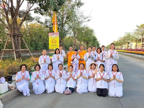 ภาพ No.296020:ภาพเบื้องหลังอาสาสมัครรวมใจ ชุดที่ 1 ในโครงการธรรมยาตรา กตัญญูบูชา มหาปูชนียาจารย์ พระมงคลเทพมุนี(สด จนฺทสโร) พระผู้ปราบมาร อนุสรณ์สถาน 7 แห่ง ปีที่ 14