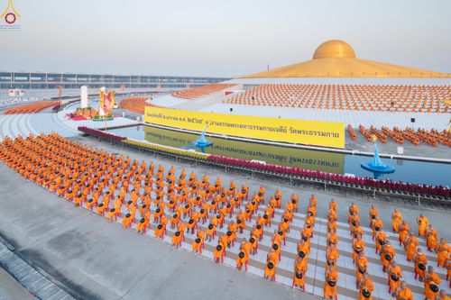 ภาพ No.279774:วันที่ 1 มกราคม พ.ศ.2569 พิธีตักบาตรในวันขึ้นปีใหม่ ณ ลานธรรม วัดพระธรรมกาย