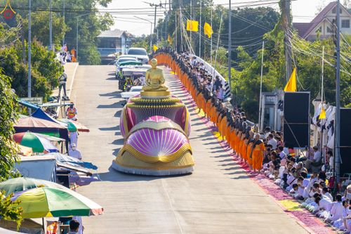 ภาพ No.292886:วันที่ 11 มกราคม พ.ศ. 2569 พิธีต้อนรับพระธรรมยาตรา ณ อนุสรณ์สถานลำดับที่ 3 สถานที่เกิดในเพศสมณะ วัดสองพี่น้อง อำเภอสองพี่น้อง จังหวัดสุพรรณบุรี ในโครงการธรรมยาตรา กตัญญูบูชา มหาปูชนียาจารย์ พระมงคลเทพมุนี(สด จนฺทสโร) พระผู้ปราบมาร อนุสรณ์สถาน 7 แห่ง ปีที