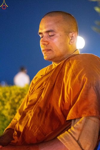 ภาพ No.78209:พิธีจุดประทีปและเวียนประทักษิณถวายเป็นพุทธบูชา ในโครงการบรรพชาสามเณรหมู่ ณ ลุมพินีวัน ประเทศเนปาล  วันที่ 16 มีนาคม พ.ศ. 2566