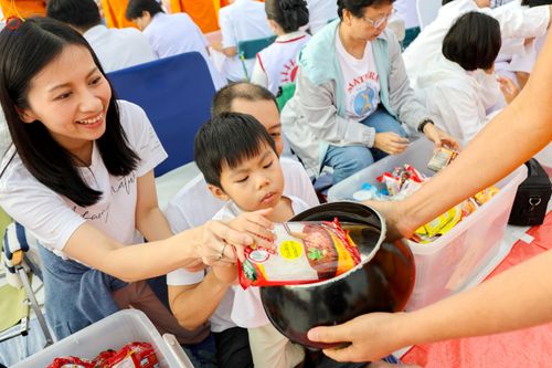 ภาพ No.302767:วันที่ 24 มกราคม พ.ศ. 2569 พิธีตักบาตรพระธรรมยาตรา(ภาพชุดที่ 2) ณ อนุสรณ์สถานลำดับที่ 5 สถานที่เผยแผ่วิชชาธรรมกายครั้งแรก อนุสรณ์สถานบางปลา วัดบางปลา อำเภอบางเลน จังหวัดนครปฐม ในโครงการธรรมยาตรา กตัญญูบูชา มหาปูชนียาจารย์ พระมงคลเทพมุนี(สด จนฺทสโร) พระผู