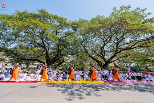 ภาพ No.304678:วันที่ 25 มกราคม พ.ศ. 2569 พิธีต้อนรับพระธรรมยาตรา (ภาพชุดที่ 2) รร.สามัคคีราษฏร์บำรุง-วัดพระธรรมกาย ในโครงการธรรมยาตรา กตัญญูบูชา มหาปูชนียาจารย์ พระมงคลเทพมุนี(สด จนฺทสโร) พระผู้ปราบมาร อนุสรณ์สถาน 7 แห่ง ปีที่ 14