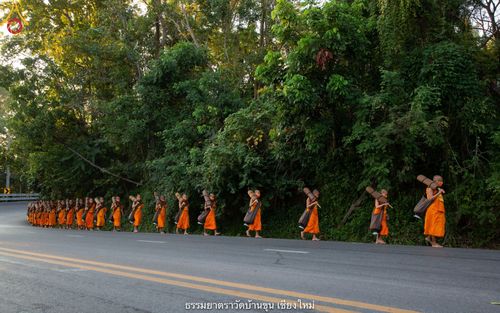 ภาพ No.39937:คณะพระภิกษุ - สามเณร วัดบ้านขุนกว่า ๓๐๐ รูป เดินธรรมยาตราฉลองแชมป์บาลี ๒๕๖๔