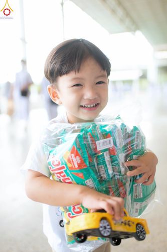 ภาพ No.52218:ประมวลภาพพิธีตักบาตรข้าวสารอาหารแห้ง (วันอาทิตย์ต้นเดือนตุลาคม) ณ บ้านแก้วเรือนทองคุณยายฯ วัดพระธรรมกาย