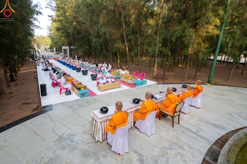 ภาพ No.45900:ประมวลภาพพิธีตักบาตรและทอดผ้าป่า โครงการบรรพชาสามเณรฟื้นฟูพระพุทธศาสนาทั่วไทย ณ อนุสรณ์สถานพระมงคลเทพมุนี
