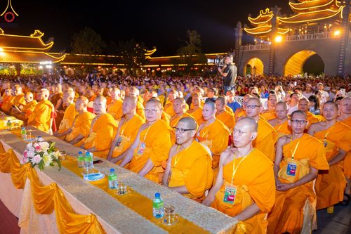 ภาพ No.46199:ประมวลภาพกิจกรรมเฉลิมฉลองวันวิสาขบูชานานาชาติ ณ วัดบ่าหว่าง ประเทศเวียดนาม