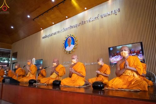 ภาพ No.45872:ประมวลภาพพิธีตักบาตรสรงน้ำพระ โครงการบรรพชาสามเณรฟื้นฟูพระพุทธศาสนาทั่วไทย ณ ศูนย์อบรมเยาวชนบางปะหัน