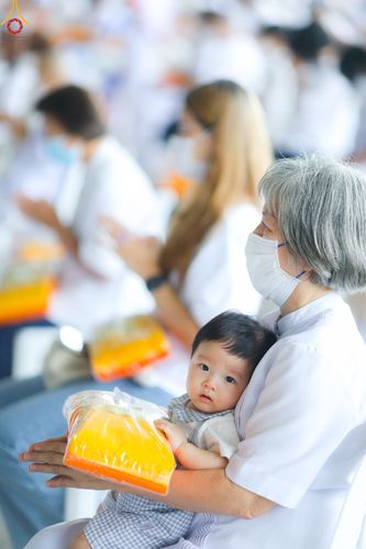 ภาพ No.51931:ประมวลภาพพิธีกฐินสัมฤทธิ์ ปีที่ 15 และกฐินสมทบ วัดกัลยาณมิตรทั้งภายในและต่างประเทศ ปีที่ 5