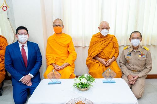 ภาพ No.47416:ประมวลภาพวัดพระธรรมกาย มูลนิธิธรรมกาย และคณะศิษยานุศิษย์ฯ รับมอบโล่เกียรติคุณผู้สนับสนุนการขับเคลื่อน “โครงการ Drive thru เจอ แจก จบ เพื่อชาวปทุมฯ”