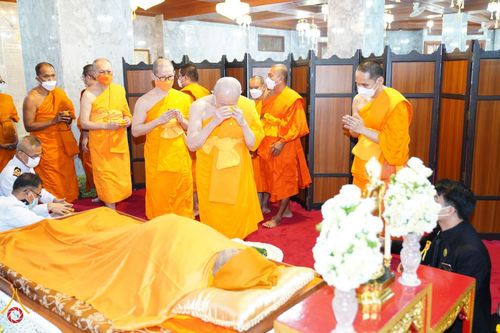 ภาพ No.40743:คณะสงฆ์วัดพระธรรมกาย ร่วมสรงน้ำสรีระสังขาร สมเด็จพระมหารัชมังคลาจารย์ (ช่วง วรปุญโญ
