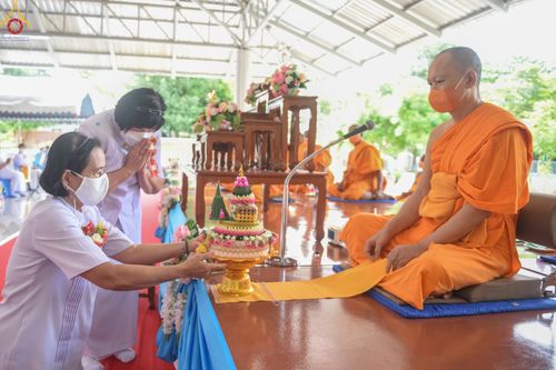 ภาพ No.51901:พิธีทอดผ้าป่าต่อเติมส่วนขยายหอฉันคุณยาย และเปิดป้ายคุณยายอาจารย์มหารัตนอุบาสิกาจันทร์ ขนนกยูง ณ ศูนย์ปฎิบัติธรรมสระบุรี