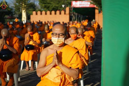 ภาพ No.43392: พิธีตักบาตรพระ 1,000 รูป ถวายเป็นพุทธบูชา ณ วัดห้วยตองสัก  จ.เชียงใหม่