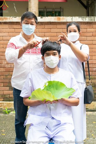 ภาพ No.40756:พิธีตัดปอยผม ปลงผม ขอขมารับผ้าไตรและพิธีบรรพชา ในโครงการอุปสมบท บูชาธรรมมหาปูชนียาจารย์ ประจำปี 2564 ชุดที่ 16