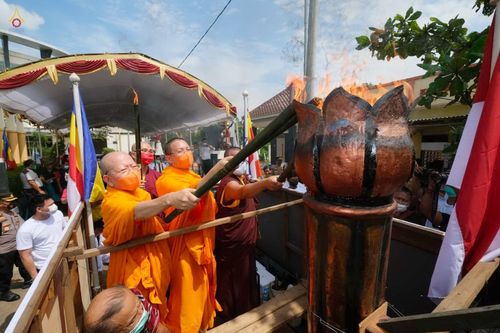 ภาพ No.46232:ประมวลภาพพิธีอัญเชิญไฟศักดิ์สิทธิ์ จากวัดเมินดุต ไปยังพระมหาเจดีย์บรมพุทโธ