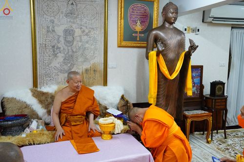 ภาพ No.48410:ประมวลภาพคณะสงฆ์วัดพระธรรมกาย ทำวัตรพระผู้ใหญ่ ในเทศกาลเข้าพรรษา พุทธศักราช 2565