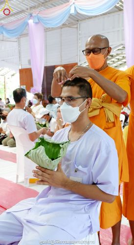 ภาพ No.39556:พิธีตัดปอยผม ปลงผม ขอขมารับผ้าไตรและพิธีบรรพชา ในโครงการอุปสมบท บูชาธรรมมหาปูชนียาจารย์ ประจำปี 2564 ชุดที่ 3