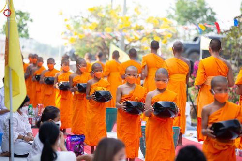 ภาพ No.45801:ประมวลภาพพิธีตักบาตรสามเณรใหม่ โครงการบรรพชาสามเณรฟื้นฟูพระพุทธศาสนาทั่วไทย ณ ศูนย์ปฏิบัติธรรมพระนครศรีอยุธยา