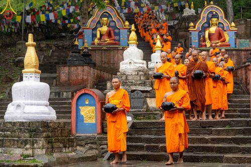 ภาพ No.317137:วันจันทร์ที่ 30 มีนาคม พ.ศ.2569 จาริกบิณฑบาตสยมภูนาทสู่พระราชวังหนุมานโดกา ประเทศเนปาล