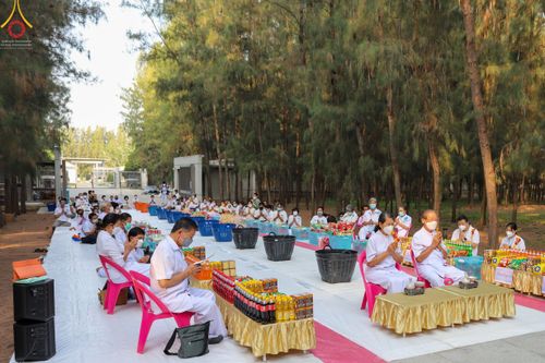 ภาพ No.45903:ประมวลภาพพิธีตักบาตรและทอดผ้าป่า โครงการบรรพชาสามเณรฟื้นฟูพระพุทธศาสนาทั่วไทย ณ อนุสรณ์สถานพระมงคลเทพมุนี