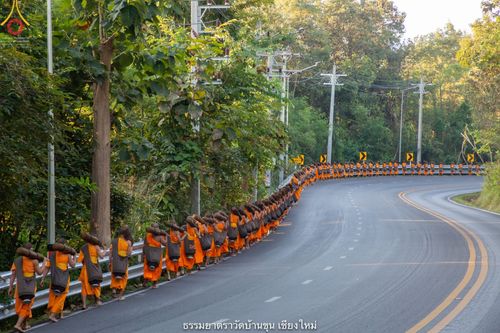 ภาพ No.39934:คณะพระภิกษุ - สามเณร วัดบ้านขุนกว่า ๓๐๐ รูป เดินธรรมยาตราฉลองแชมป์บาลี ๒๕๖๔
