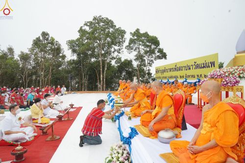 ภาพ No.50611:ประมวลภาพพิธีตักบาตร ณ วัดแม่แพ จ.แม่ฮ่องสอน เนื่องในวันธรรมชัย