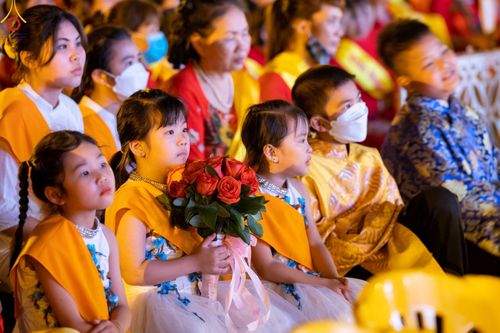 ภาพ No.46200:ประมวลภาพกิจกรรมเฉลิมฉลองวันวิสาขบูชานานาชาติ ณ วัดบ่าหว่าง ประเทศเวียดนาม