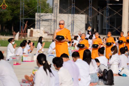 ภาพ No.45949:ประมวลภาพพิธีตักบาตร โครงการบรรพชาสามเณรฟื้นฟูพระพุทธศาสนาทั่วไทย ณ ศูนย์ปฏิบัติธรรมสมุทรปราการบางบ่อ 