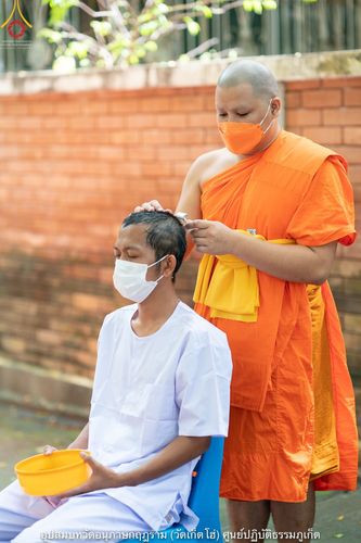 ภาพ No.40758:พิธีตัดปอยผม ปลงผม ขอขมารับผ้าไตรและพิธีบรรพชา ในโครงการอุปสมบท บูชาธรรมมหาปูชนียาจารย์ ประจำปี 2564 ชุดที่ 16