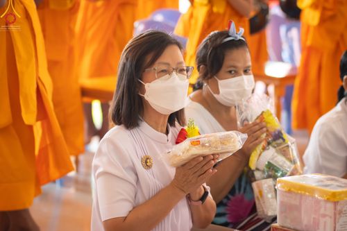 ภาพ No.45873:ประมวลภาพพิธีตักบาตรสรงน้ำพระ โครงการบรรพชาสามเณรฟื้นฟูพระพุทธศาสนาทั่วไทย ณ ศูนย์อบรมเยาวชนบางปะหัน