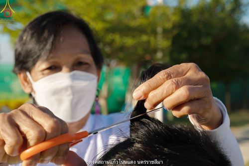 ภาพ No.40256:พิธีตัดปอยผม ปลงผม ขอขมารับผ้าไตรและพิธีบรรพชา ในโครงการอุปสมบท บูชาธรรมมหาปูชนียาจารย์ ประจำปี 2564 ชุดที่ 11