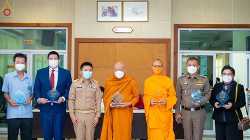 ภาพ No.47417:ประมวลภาพวัดพระธรรมกาย มูลนิธิธรรมกาย และคณะศิษยานุศิษย์ฯ รับมอบโล่เกียรติคุณผู้สนับสนุนการขับเคลื่อน “โครงการ Drive thru เจอ แจก จบ เพื่อชาวปทุมฯ”