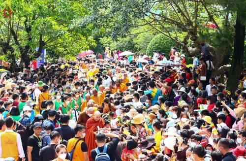 ภาพ No.46077:ประมวลภาพพิธีตักบาตรคณะสงฆ์เถรวาทนานาชาติ 500 รูป ณ วัดบาหว่าง จังหวัดกวางนิญ ประเทศเวียดนาม