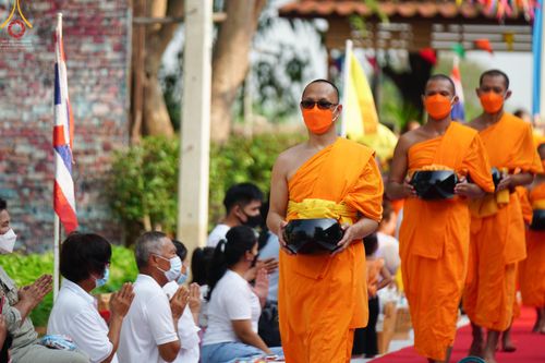 ภาพ No.45803:ประมวลภาพพิธีตักบาตรสามเณรใหม่ โครงการบรรพชาสามเณรฟื้นฟูพระพุทธศาสนาทั่วไทย ณ ศูนย์ปฏิบัติธรรมพระนครศรีอยุธยา