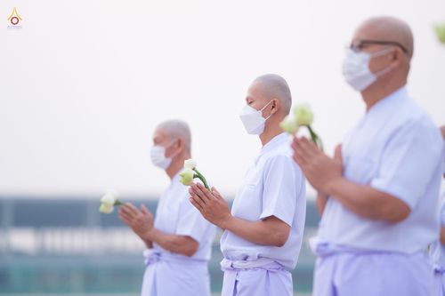 ภาพ No.44195:ประมวลภาพพิธีเวียนประทักษิณ, พิธีวันทาพระมหาธรรมกายเจดีย์ และพิธีขอขมารับผ้าไตร โครงการบวชภาคฤดูร้อน พ.ศ. 2565