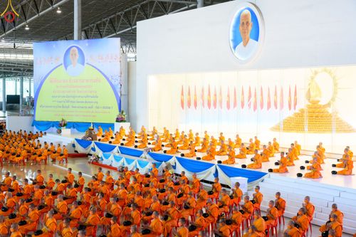 ภาพ No.52222:ประมวลภาพพิธีตักบาตรข้าวสารอาหารแห้ง (วันอาทิตย์ต้นเดือนตุลาคม) ณ บ้านแก้วเรือนทองคุณยายฯ วัดพระธรรมกาย