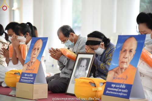 ภาพ No.40666:พิธีตัดปอยผม ปลงผม ขอขมารับผ้าไตรและพิธีบรรพชา ในโครงการอุปสมบท บูชาธรรมมหาปูชนียาจารย์ ประจำปี 2564 ชุดที่ 15