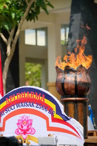 ภาพ No.46233:ประมวลภาพพิธีอัญเชิญไฟศักดิ์สิทธิ์ จากวัดเมินดุต ไปยังพระมหาเจดีย์บรมพุทโธ