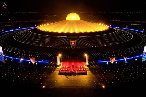 ภาพ No.38704:พิธีจุดประทีปถวายเป็นพุทธบูชา และพิธีลอยกระทงธรรม เนื่องในวันลอยกระทง ณ วัดพระธรรมกาย