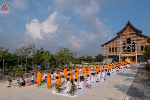 ภาพ No.45948:ประมวลภาพพิธีตักบาตร โครงการบรรพชาสามเณรฟื้นฟูพระพุทธศาสนาทั่วไทย ณ ศูนย์ปฏิบัติธรรมสมุทรปราการบางบ่อ 