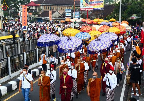 ภาพ No.46367:ประมวลภาพขบวนรถบุปผชาติ อัญเชิญน้ำและไฟศักดิ์สิทธิ์ ณ ประเทศอินโดนีเซีย
