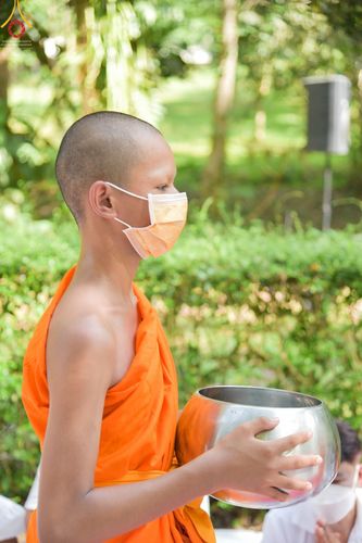 ภาพ No.45989:ประมวลภาพพิธีตักบาตร โครงการบรรพชาสามเณรฟื้นฟูพระพุทธศาสนาทั่วไทย ณ ณ ธุดงคสถานจันทปุระ
