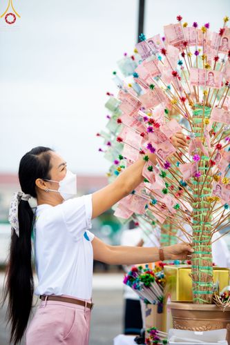 ภาพ No.49472:ประมวลภาพพิธีตักบาตรพระสงฆ์ 1,091 รูป เนื่องในวันแม่แห่งชาติ ณ ตลาดจัมโบ้ ชุดที่ 1