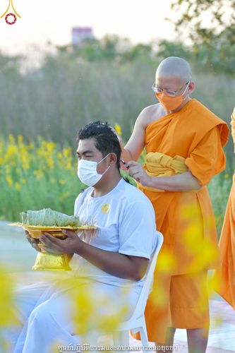 ภาพ No.39776:พิธีตัดปอยผม ปลงผม ขอขมารับผ้าไตรและพิธีบรรพชา ในโครงการอุปสมบท บูชาธรรมมหาปูชนียาจารย์ ประจำปี 2564 ชุดที่ 6