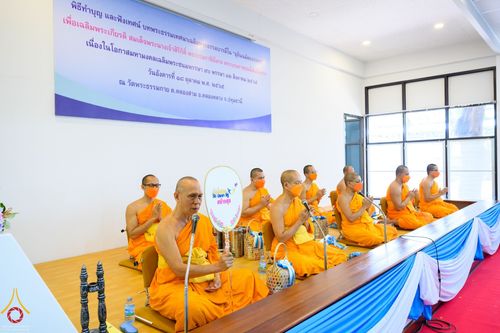 ภาพ No.53229:ประมวลภาพพิธีทำบุญ และฟังเทศน์ บทพระธรรมเทศนาเฉลิมพระธรรมบารมีใน “อุภินนมัตถจรกถา” เนื่องในโอกาสมหามงคลเฉลิมพระชนมพรรษา 90 พรรษา สมเด็จพระนางเจ้าสิริกิติ์ พระบรมราชินีนาถ พระบรมราชชนนีพันปีหลวง